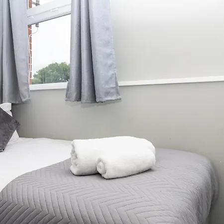 Apartamento Inspiration By Olauda Sa - 3 Bed House With Free Parking Swindon Exterior foto